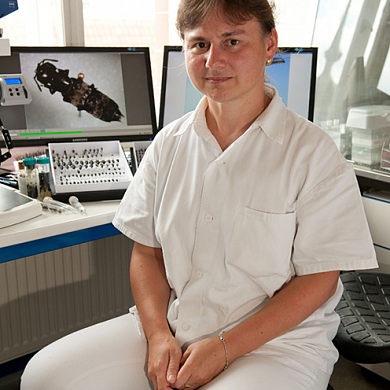 Speciální bioložka a forenzní entomoložka plk. Ing. Hana Šuláková, Ph.D. pochází z Olomoucka.